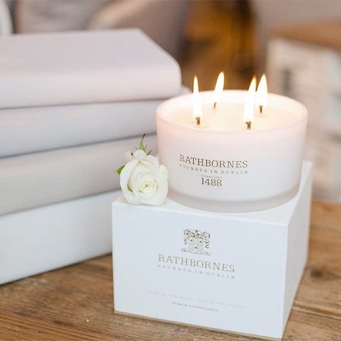 Naturalna świeca zapachowa/ LUXURY Dublin Tea Rose Oud & Patchouli/ Rathbornes