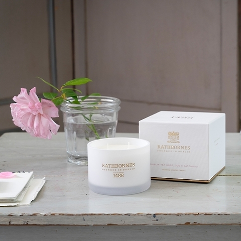 Naturalna świeca zapachowa/ CLASSIC Dublin Tea Rose Oud & Pachouli/ Rathbornes
