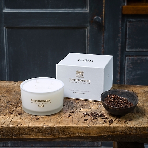 Naturalna świeca zapachowa/ LUXURY Cedar & Ambergris/ Rathbornes