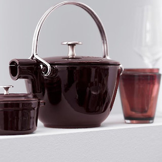 Żeliwny czajnik, dzbanek do zaparzania herbaty/  bordowy/ grenadyna/ 1.1 l/  Staub