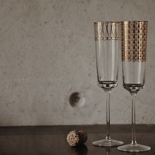 Zestaw dwóch kieliszków do szampana zdobionych 24-karatowym złotem /kolekcja First Gold 01 i 03 /Vola
