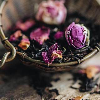 Herbata czarna z płatkami i pączkami róży/ English Rose/ 100 g/ kartonik/ Whittard